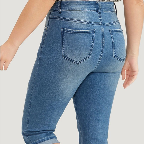 BloomChic Medium Wash Roll Hem Denim Capri Jeans Plus Size 26 (4X) & 16 (1X) - Picture 2 of 8